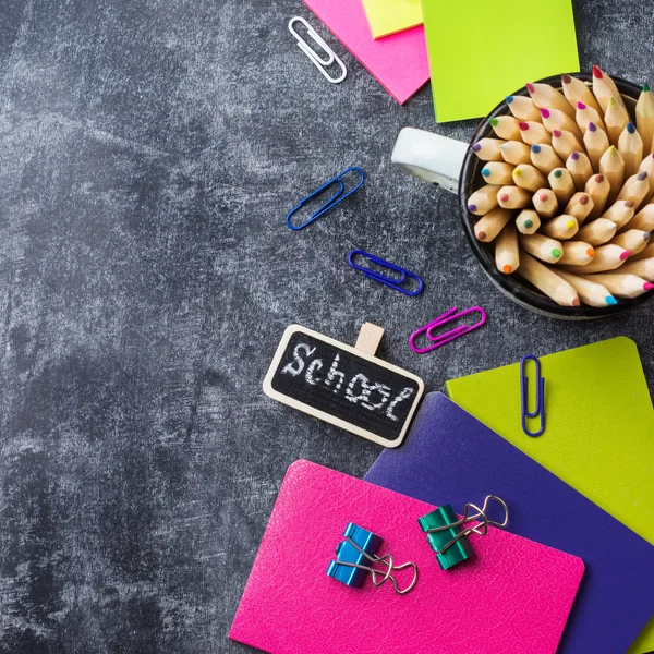 Schreibwaren, Zubehör, Bleistift, Stift, Notiz auf Grunge-Tafel — Stockfoto