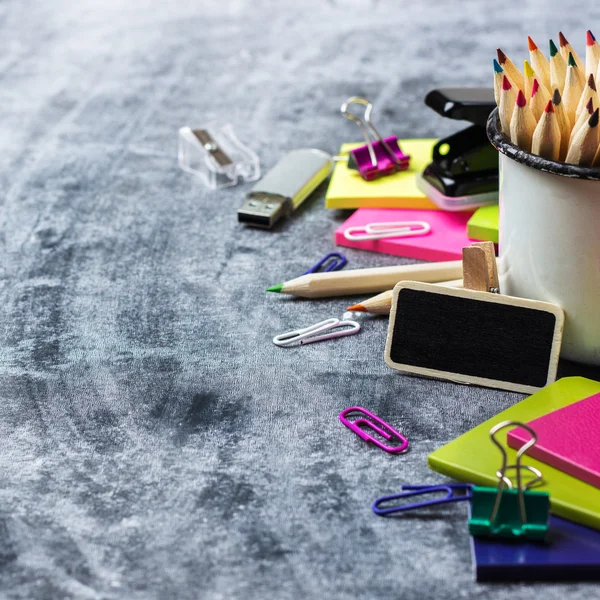 Schreibwaren, Zubehör, Bleistift, Stift, Notiz auf Grunge-Tafel — Stockfoto