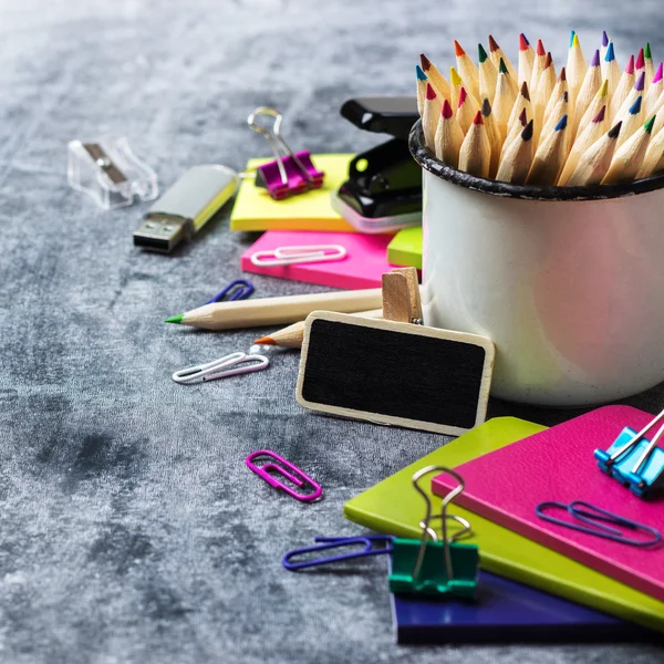 Schreibwaren, Zubehör, Bleistift, Stift, Notiz auf Grunge-Tafel — Stockfoto