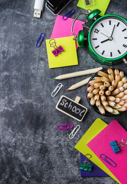 Schreibwaren, Bleistift, Stift, Notiz, Wecker auf Grunge-Tafel — Stockfoto