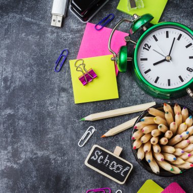 Okul kırtasiye, kalem, kalem, Not, grunge yazı tahtası çalar saat