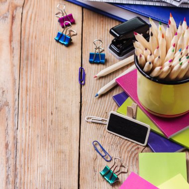 İş amaçlı aksesuarları, malzemeleri, kupa ile kalem rustik ahşap tablo