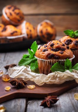 Kahvaltıda ev yapımı Çikolatalı kekler