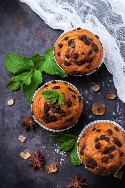 Hemgjord choklad chip muffins till frukost — Stockfoto