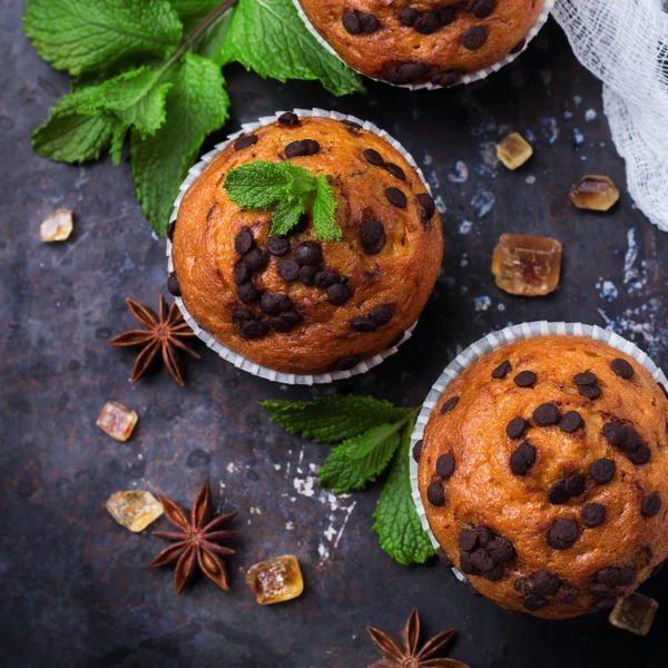 Muffin con gocce di cioccolato fatti in casa per colazione — Foto Stock