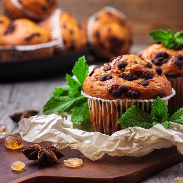 Huisgemaakte chocolade chip muffins voor ontbijt — Stockfoto