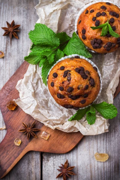 Muffins maison aux pépites de chocolat pour le petit déjeuner — Photo