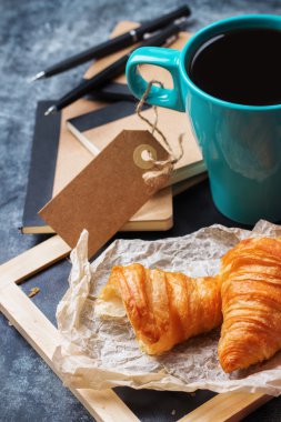 İş kırtasiye kruvasan kupa kahve grunge yazı tahtası üzerinde