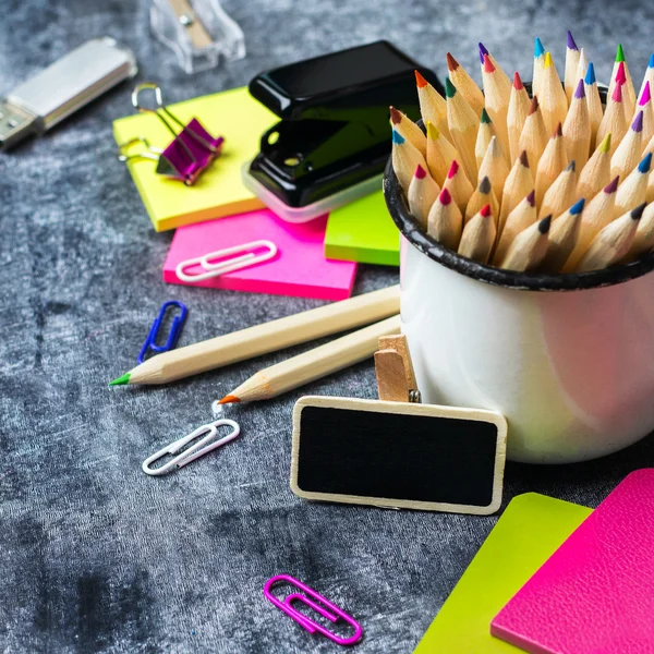 Schreibwaren, Bleistift, Stift, Notiz, Wecker auf Grunge-Tafel — Stockfoto