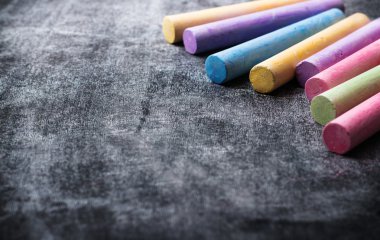 Okul tebeşir eski siyah kara tahta parçaları