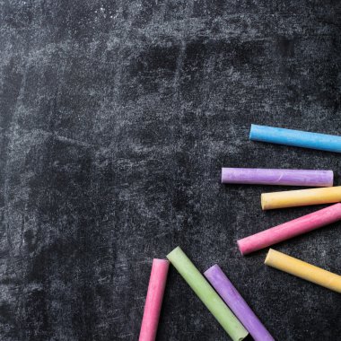 Okul tebeşir eski siyah kara tahta parçaları