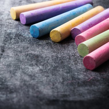 Okul tebeşir eski siyah kara tahta parçaları