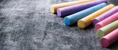 Okul tebeşir eski siyah kara tahta parçaları