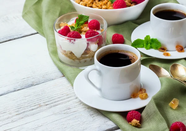 Concept de petit déjeuner. Café muesli granola baies yaourt fait maison — Photo