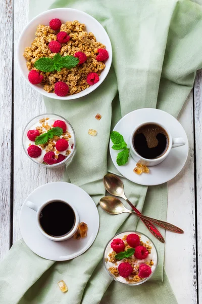 Концепція сніданку. Мюслі з кави ягоди граноли домашній йогурт — стокове фото