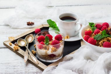 Kahvaltı kavramı. Kahve müsli granola çilek ev yapımı yoğurt