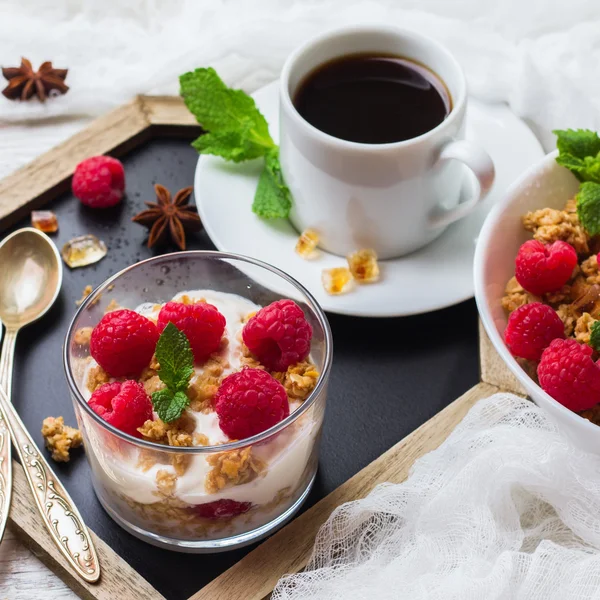 Πρωινό έννοια. Καφέ μούσλι granola μούρα Σπιτικό γιαούρτι — Φωτογραφία Αρχείου