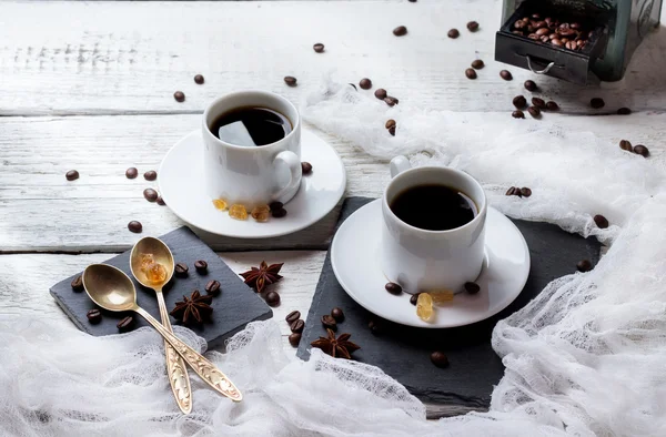 Konsep coffee break. Cups and beans, breakfast theme — Stok Foto