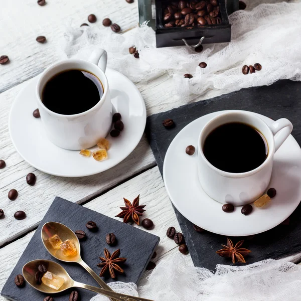 Konsep coffee break. Cups and beans, breakfast theme — Stok Foto