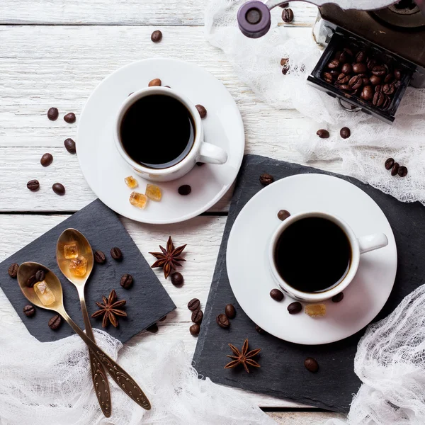 Concept de pause café. Tasses et haricots, thème du petit déjeuner — Photo