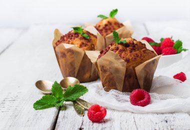 Taze kek ahududu kahvaltı için rustik bir tablo ile