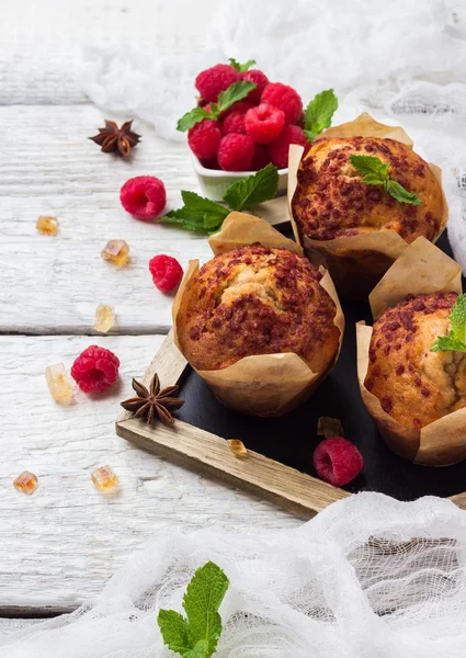 Färska muffins med hallon på ett rustikt bord för frukost — Stockfoto