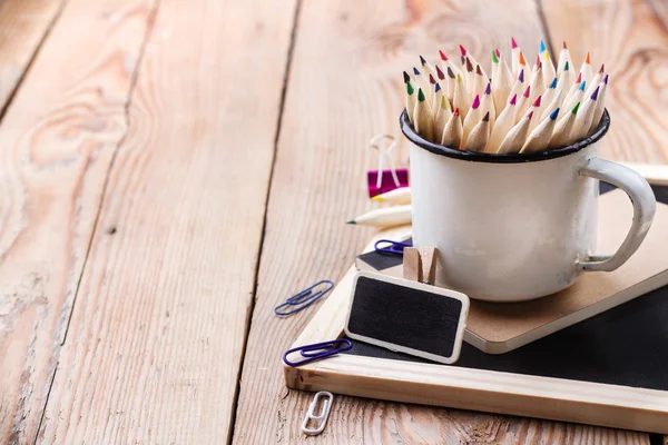 Business accessoires, leveringen, mok met potloden op rustieke houten tafel — Stockfoto