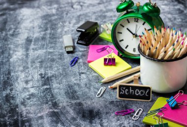 Okul kırtasiye, kalem, kalem, Not, grunge yazı tahtası çalar saat