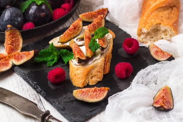 Bruschetta sandwich met zachte geitenkaas en vijgen — Stockfoto