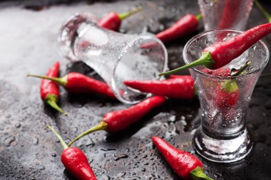 Chili biber paslı grunge tablo ile votka vurdu