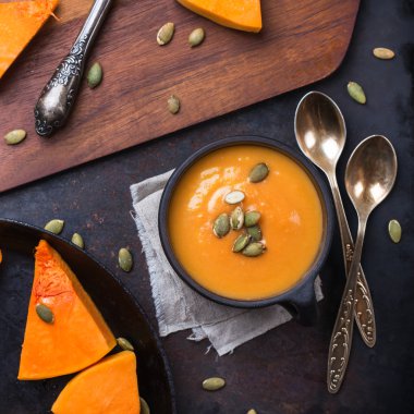 Bir kupa grunge siyah masada balkabağı çorbası