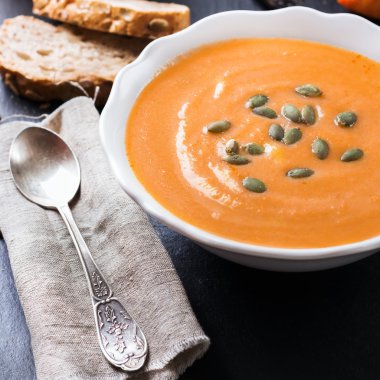 Tablo üzerinde beyaz bir kase kabak çorbası