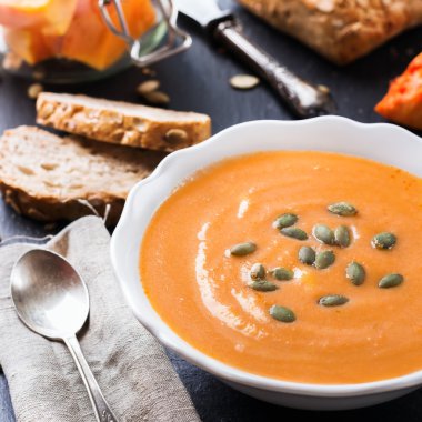 Tablo üzerinde beyaz bir kase kabak çorbası