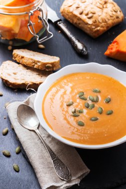 Tablo üzerinde beyaz bir kase kabak çorbası