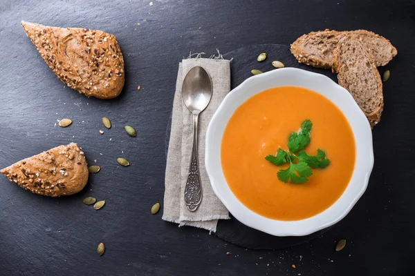 Soupe de citrouille dans un bol blanc sur la table — Photo