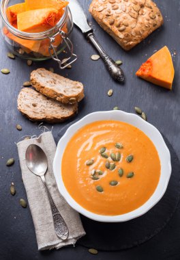 Tablo üzerinde beyaz bir kase kabak çorbası