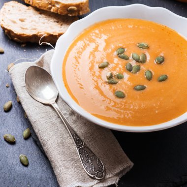 Tablo üzerinde beyaz bir kase kabak çorbası