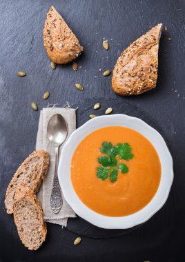 Tablo üzerinde beyaz bir kase kabak çorbası