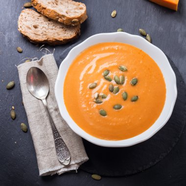 Tablo üzerinde beyaz bir kase kabak çorbası