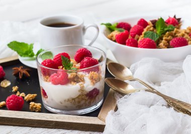 Kahvaltı kavramı. Kahve müsli granola çilek ev yapımı yoğurt