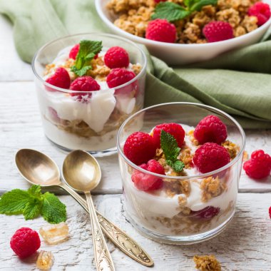 Kahvaltı konsepti. Müsli granola çilek ev yapımı yoğurt