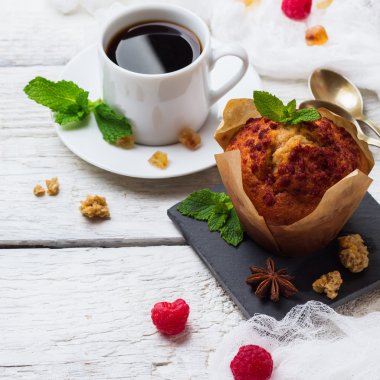 Kahvaltı kavramı. Kahve meyveleri ev yapımı kek