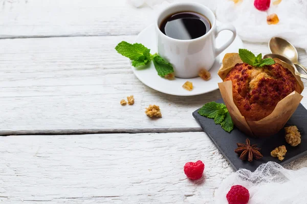 Konsep sarapan pagi. Kopi berry kue buatan sendiri — Stok Foto