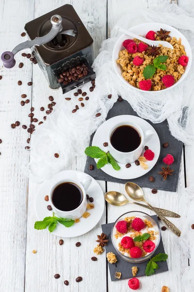 Kahvaltı kavramı. Kahve müsli granola çilek ev yapımı yoğurt — Stok fotoğraf
