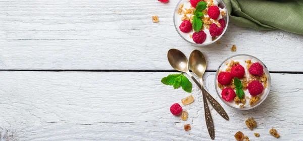 Konsep sarapan pagi. Muesli granola berry yogurt buatan sendiri — Stok Foto