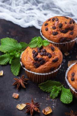 Kahvaltıda ev yapımı çikolatalı baharatlı kek kek