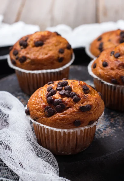 Pikantne muffiny czekoladowe domowej roboty ciasto na śniadanie — Zdjęcie stockowe