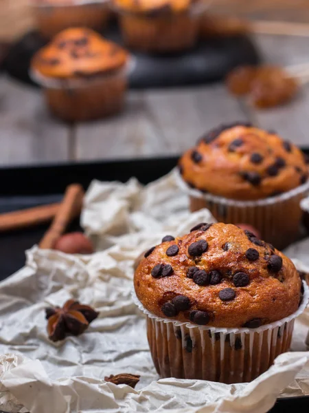 Hemmagjord choklad chip kryddiga muffins kaka till frukost — Stockfoto