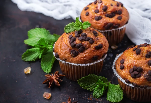 Pastel de magdalenas picantes de chispas de chocolate caseras para el desayuno — Foto de Stock