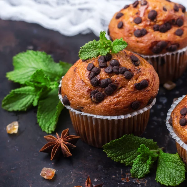 Huisgemaakte chocolade chip muffins pittige taart voor het ontbijt — Stockfoto